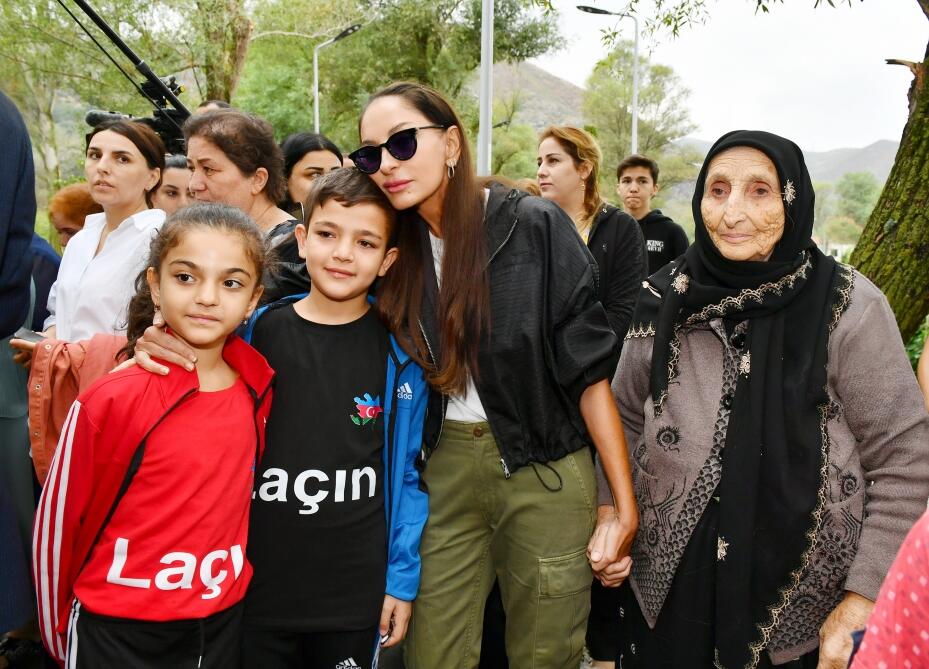 Президент Ильхам Алиев и Первая леди Мехрибан Алиева ознакомились с работой, проделанной в селе Забух Лачинского района, и встретились с жителями