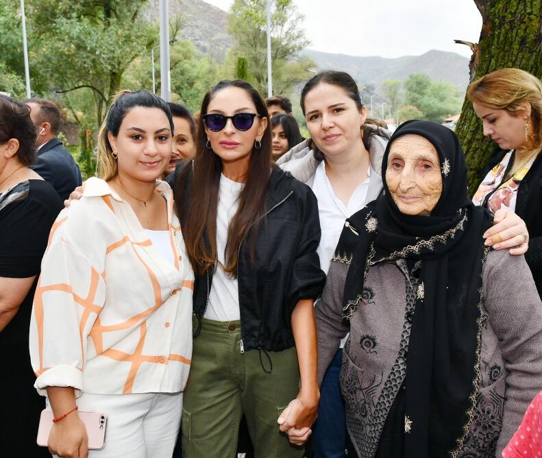 Президент Ильхам Алиев и Первая леди Мехрибан Алиева ознакомились с работой, проделанной в селе Забух Лачинского района, и встретились с жителями