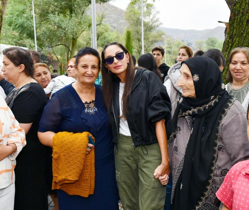 Президент Ильхам Алиев и Первая леди Мехрибан Алиева ознакомились с работой, проделанной в селе Забух Лачинского района, и встретились с жителями