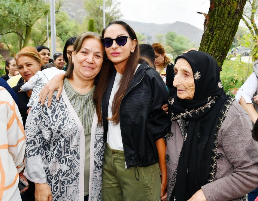 Президент Ильхам Алиев и Первая леди Мехрибан Алиева ознакомились с работой, проделанной в селе Забух Лачинского района, и встретились с жителями