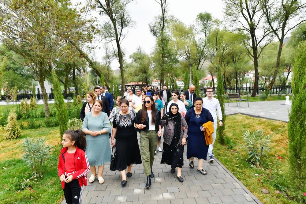 Президент Ильхам Алиев и Первая леди Мехрибан Алиева ознакомились с работой, проделанной в селе Забух Лачинского района, и встретились с жителями