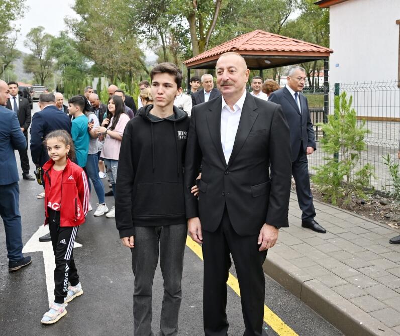 Президент Ильхам Алиев и Первая леди Мехрибан Алиева ознакомились с работой, проделанной в селе Забух Лачинского района, и встретились с жителями