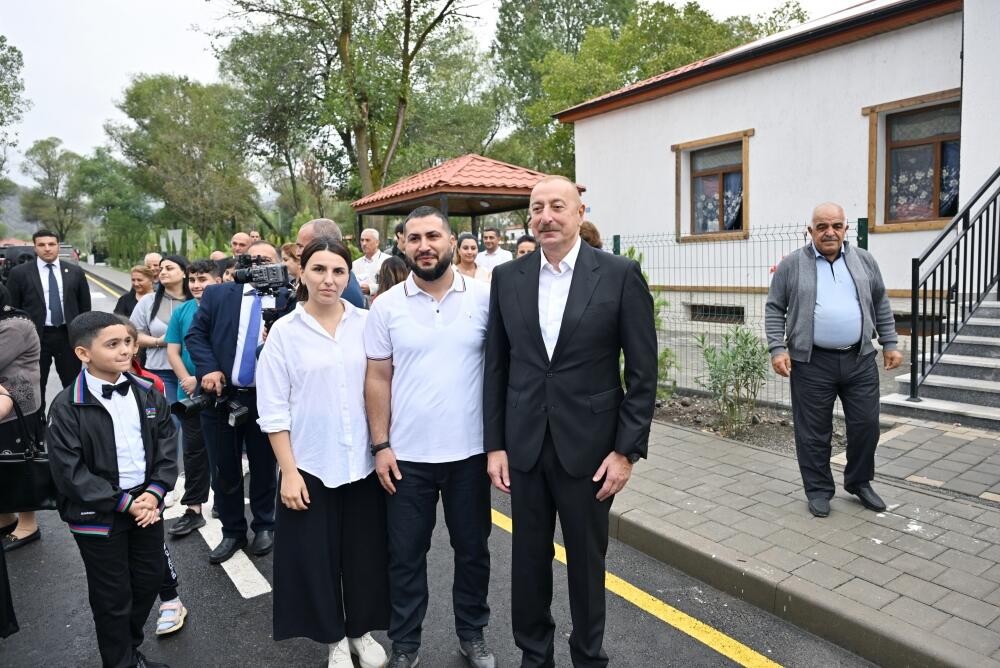 Президент Ильхам Алиев и Первая леди Мехрибан Алиева ознакомились с работой, проделанной в селе Забух Лачинского района, и встретились с жителями