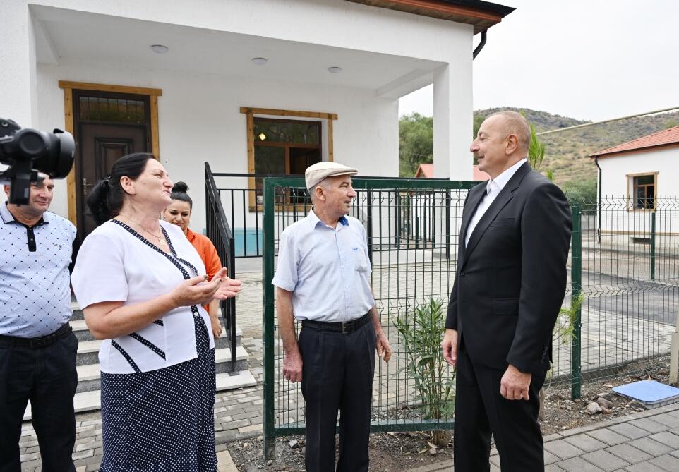 Президент Ильхам Алиев и Первая леди Мехрибан Алиева ознакомились с работой, проделанной в селе Забух Лачинского района, и встретились с жителями