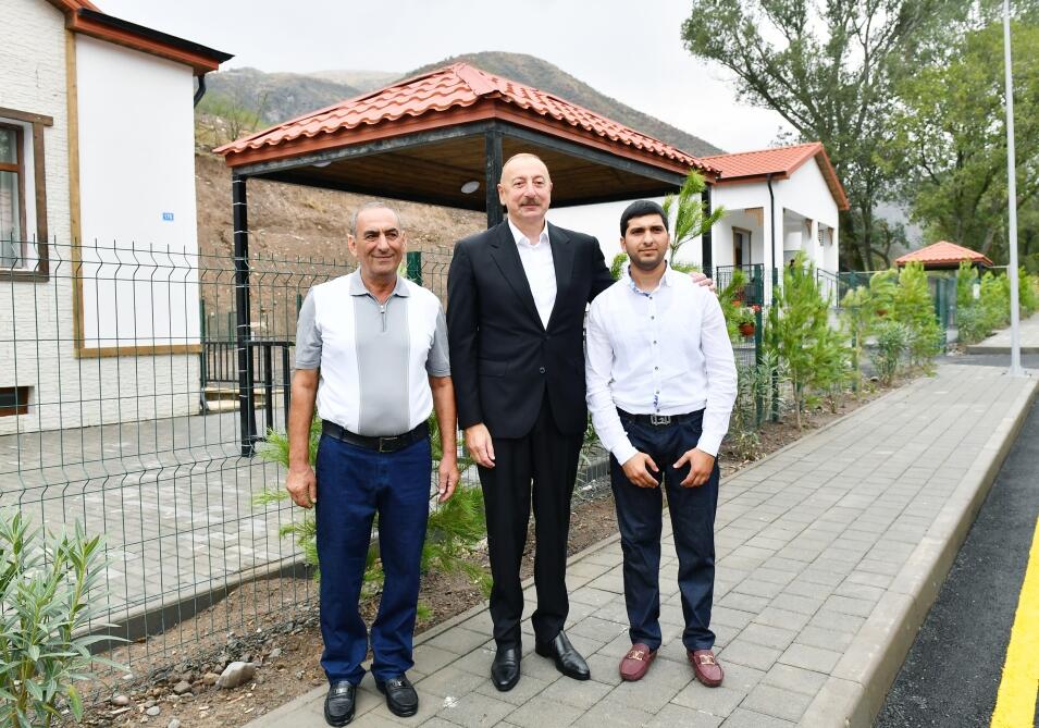 Президент Ильхам Алиев и Первая леди Мехрибан Алиева ознакомились с работой, проделанной в селе Забух Лачинского района, и встретились с жителями