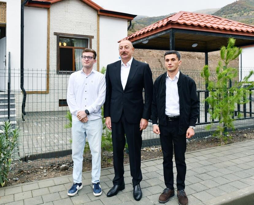 Президент Ильхам Алиев и Первая леди Мехрибан Алиева ознакомились с работой, проделанной в селе Забух Лачинского района, и встретились с жителями