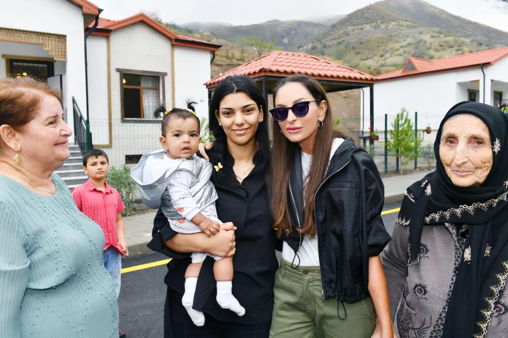 Президент Ильхам Алиев и Первая леди Мехрибан Алиева ознакомились с работой, проделанной в селе Забух Лачинского района, и встретились с жителями