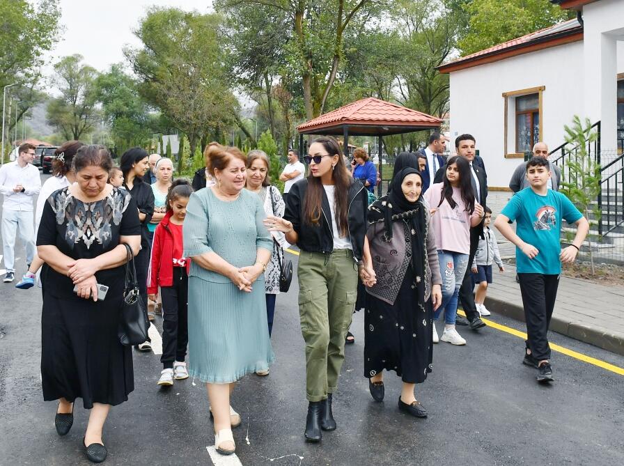 Президент Ильхам Алиев и Первая леди Мехрибан Алиева ознакомились с работой, проделанной в селе Забух Лачинского района, и встретились с жителями