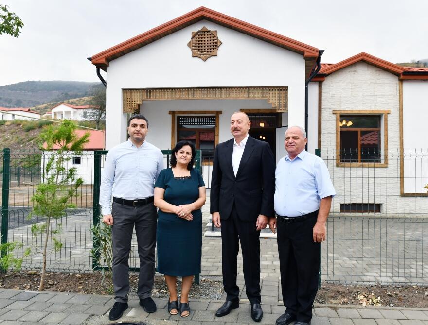 Президент Ильхам Алиев и Первая леди Мехрибан Алиева ознакомились с работой, проделанной в селе Забух Лачинского района, и встретились с жителями