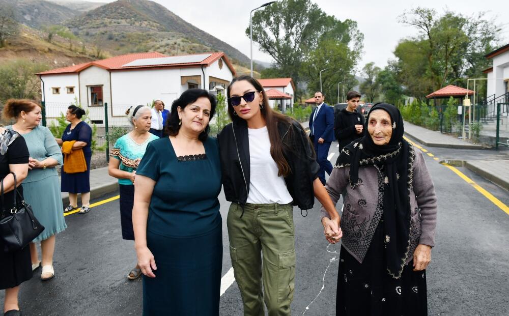 Президент Ильхам Алиев и Первая леди Мехрибан Алиева ознакомились с работой, проделанной в селе Забух Лачинского района, и встретились с жителями