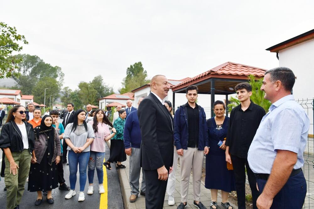 Президент Ильхам Алиев и Первая леди Мехрибан Алиева ознакомились с работой, проделанной в селе Забух Лачинского района, и встретились с жителями