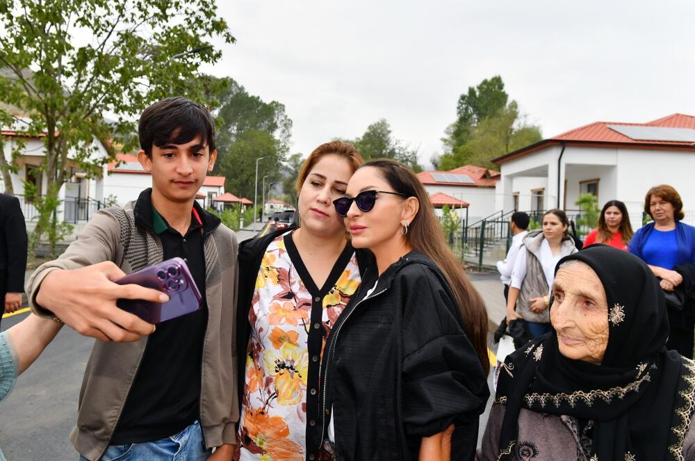 Президент Ильхам Алиев и Первая леди Мехрибан Алиева ознакомились с работой, проделанной в селе Забух Лачинского района, и встретились с жителями