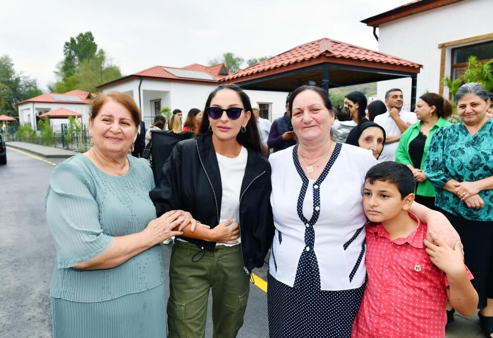 Президент Ильхам Алиев и Первая леди Мехрибан Алиева ознакомились с работой, проделанной в селе Забух Лачинского района, и встретились с жителями