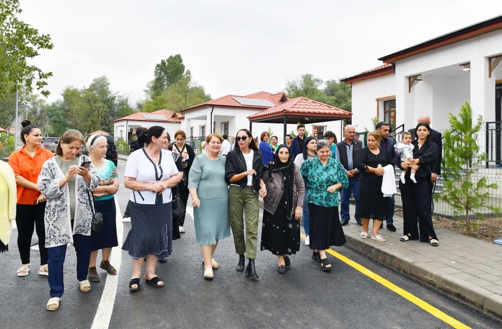 Президент Ильхам Алиев и Первая леди Мехрибан Алиева ознакомились с работой, проделанной в селе Забух Лачинского района, и встретились с жителями