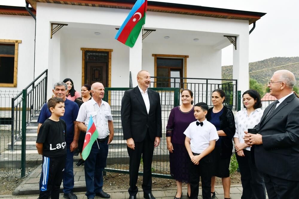 Президент Ильхам Алиев и Первая леди Мехрибан Алиева ознакомились с работой, проделанной в селе Забух Лачинского района, и встретились с жителями