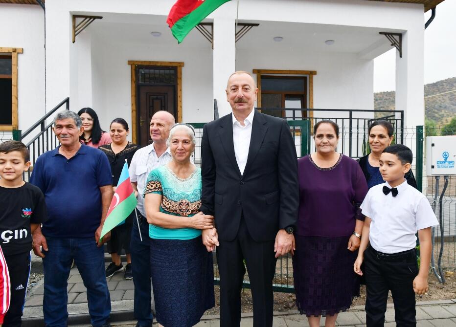 Президент Ильхам Алиев и Первая леди Мехрибан Алиева ознакомились с работой, проделанной в селе Забух Лачинского района, и встретились с жителями