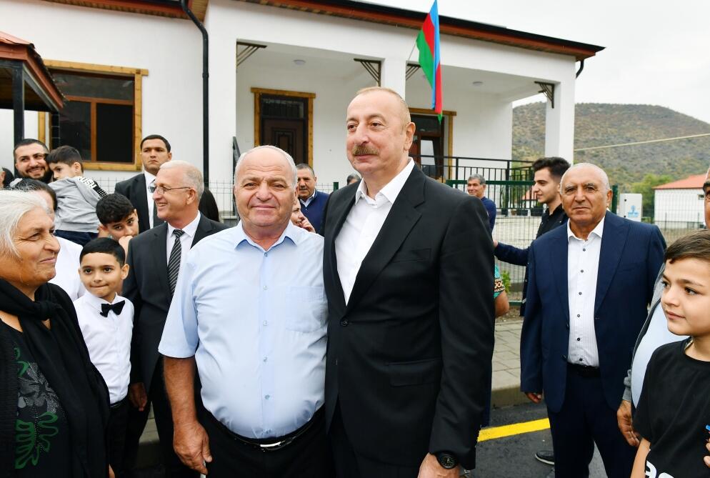 Президент Ильхам Алиев и Первая леди Мехрибан Алиева ознакомились с работой, проделанной в селе Забух Лачинского района, и встретились с жителями