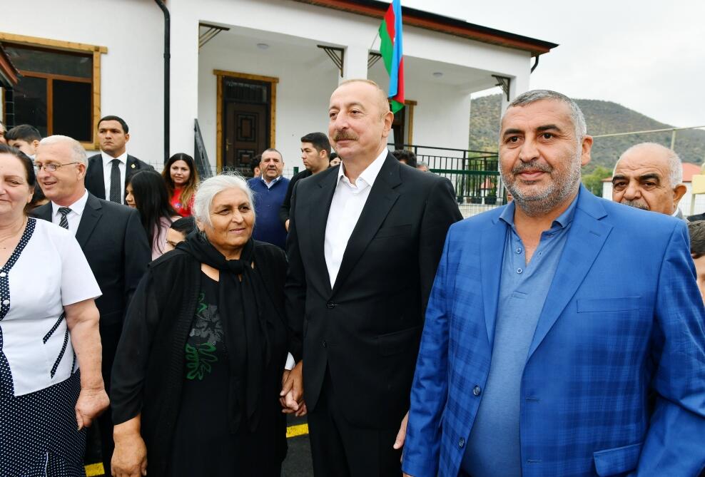Президент Ильхам Алиев и Первая леди Мехрибан Алиева ознакомились с работой, проделанной в селе Забух Лачинского района, и встретились с жителями