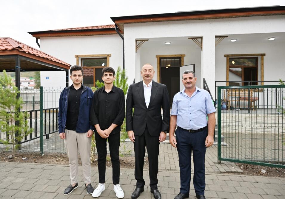 Президент Ильхам Алиев и Первая леди Мехрибан Алиева ознакомились с работой, проделанной в селе Забух Лачинского района, и встретились с жителями