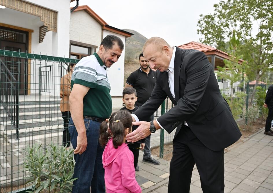 Президент Ильхам Алиев и Первая леди Мехрибан Алиева ознакомились с работой, проделанной в селе Забух Лачинского района, и встретились с жителями