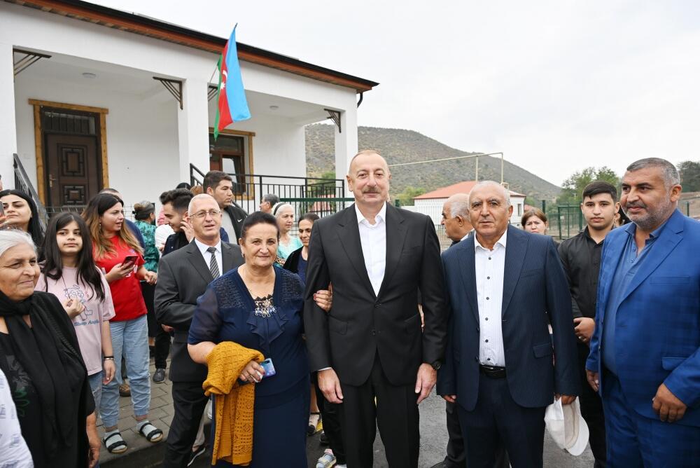 Президент Ильхам Алиев и Первая леди Мехрибан Алиева ознакомились с работой, проделанной в селе Забух Лачинского района, и встретились с жителями