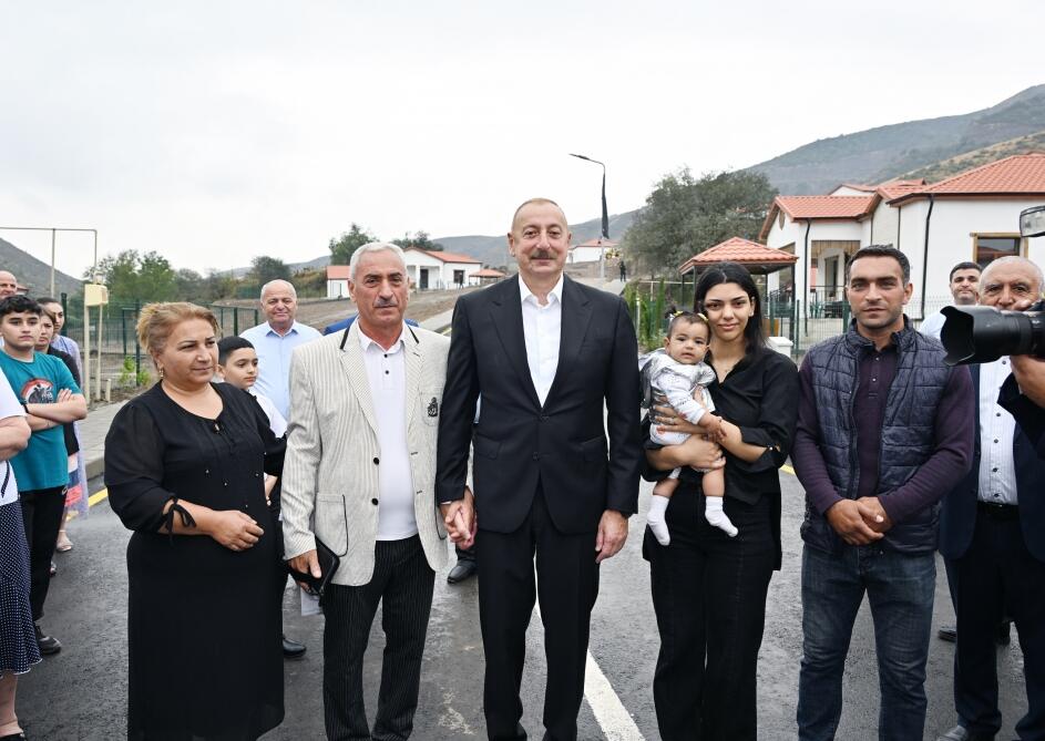 Президент Ильхам Алиев и Первая леди Мехрибан Алиева ознакомились с работой, проделанной в селе Забух Лачинского района, и встретились с жителями