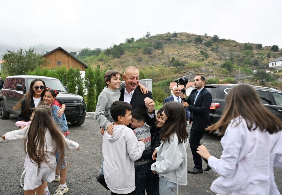 Президент Ильхам Алиев и Первая леди Мехрибан Алиева приняли участие в праздничных торжествах «День города Лачин» на Живописной террасе и перед площадью Флага в городе Лачин