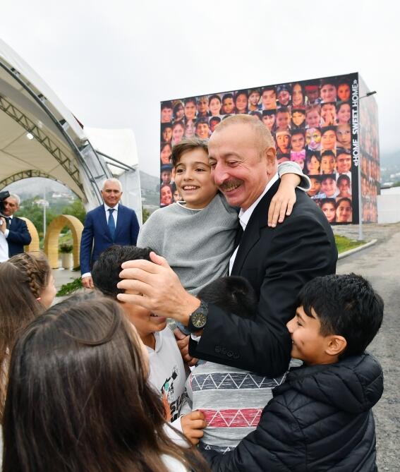 Президент Ильхам Алиев и Первая леди Мехрибан Алиева приняли участие в праздничных торжествах «День города Лачин» на Живописной террасе и перед площадью Флага в городе Лачин