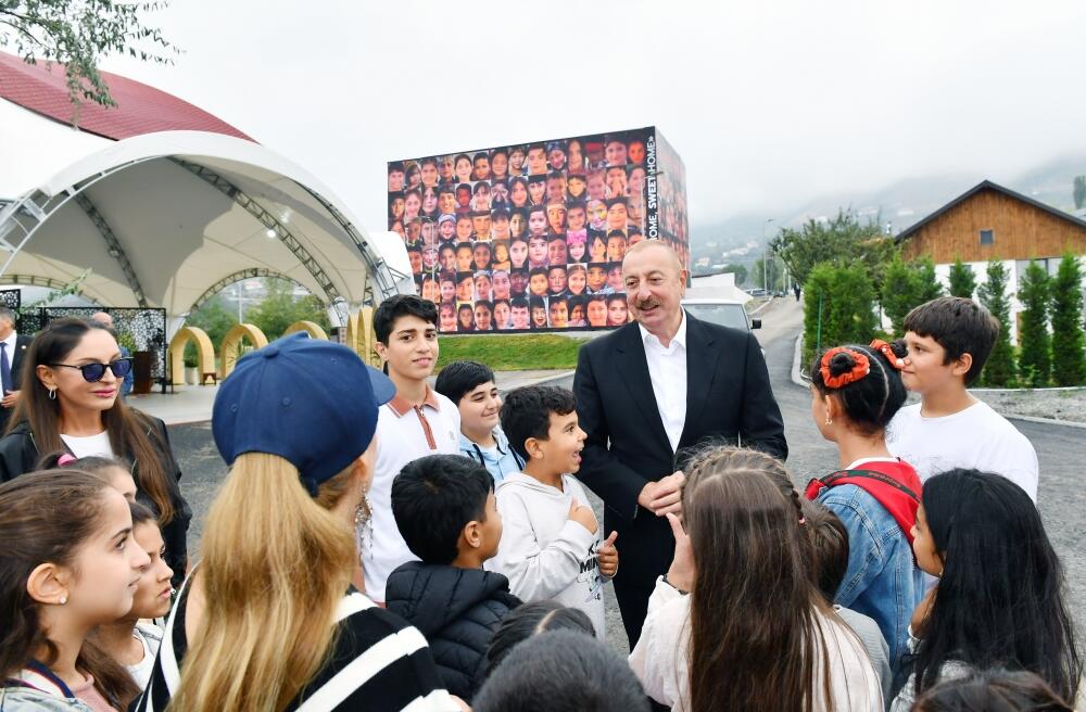 Президент Ильхам Алиев и Первая леди Мехрибан Алиева приняли участие в праздничных торжествах «День города Лачин» на Живописной террасе и перед площадью Флага в городе Лачин