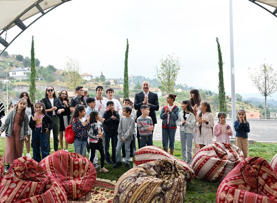 Президент Ильхам Алиев и Первая леди Мехрибан Алиева приняли участие в праздничных торжествах «День города Лачин» на Живописной террасе и перед площадью Флага в городе Лачин