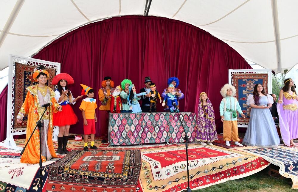 Президент Ильхам Алиев и Первая леди Мехрибан Алиева приняли участие в праздничных торжествах «День города Лачин» на Живописной террасе и перед площадью Флага в городе Лачин