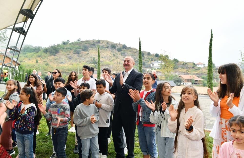 Президент Ильхам Алиев и Первая леди Мехрибан Алиева приняли участие в праздничных торжествах «День города Лачин» на Живописной террасе и перед площадью Флага в городе Лачин