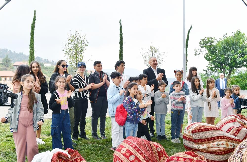 Президент Ильхам Алиев и Первая леди Мехрибан Алиева приняли участие в праздничных торжествах «День города Лачин» на Живописной террасе и перед площадью Флага в городе Лачин