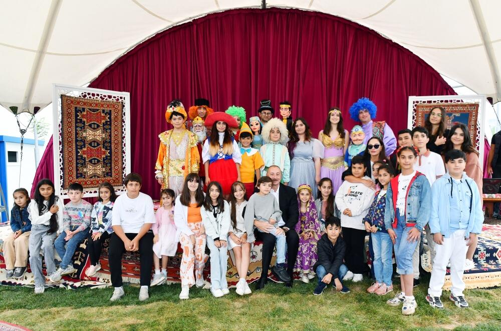 Президент Ильхам Алиев и Первая леди Мехрибан Алиева приняли участие в праздничных торжествах «День города Лачин» на Живописной террасе и перед площадью Флага в городе Лачин