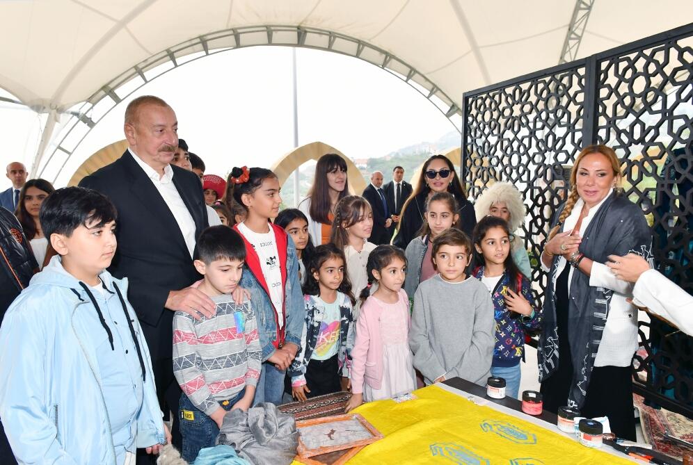 Президент Ильхам Алиев и Первая леди Мехрибан Алиева приняли участие в праздничных торжествах «День города Лачин» на Живописной террасе и перед площадью Флага в городе Лачин