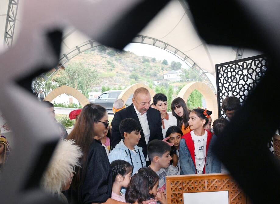 Президент Ильхам Алиев и Первая леди Мехрибан Алиева приняли участие в праздничных торжествах «День города Лачин» на Живописной террасе и перед площадью Флага в городе Лачин