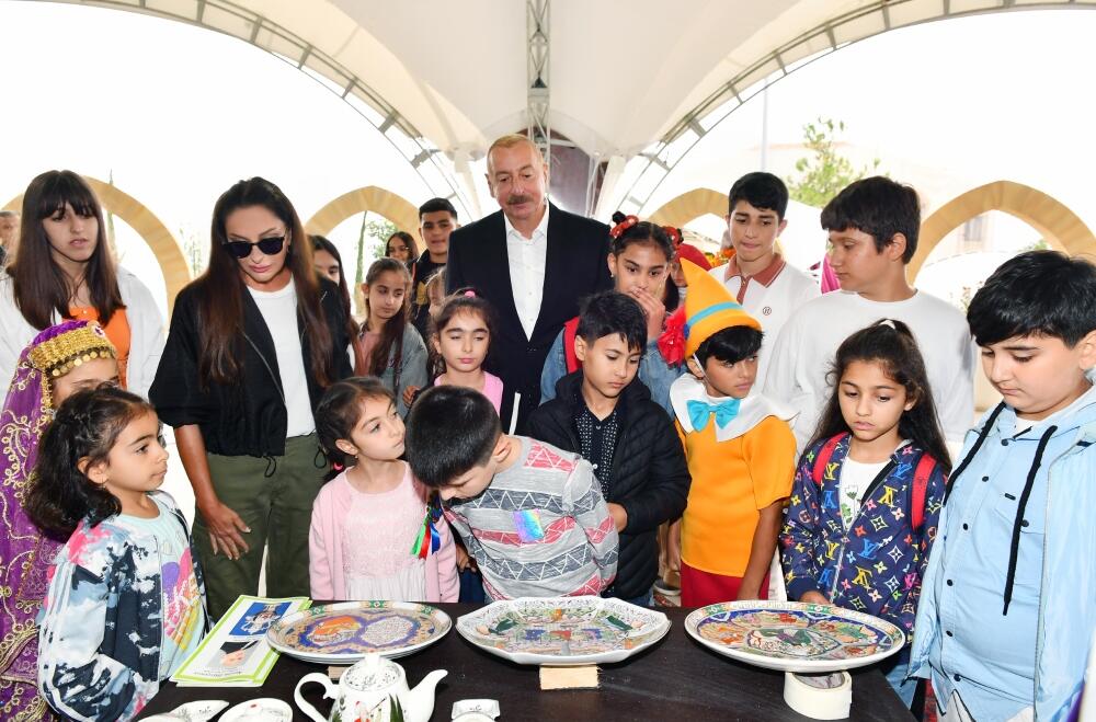 Президент Ильхам Алиев и Первая леди Мехрибан Алиева приняли участие в праздничных торжествах «День города Лачин» на Живописной террасе и перед площадью Флага в городе Лачин