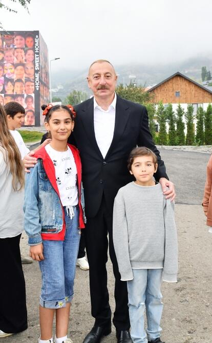 Президент Ильхам Алиев и Первая леди Мехрибан Алиева приняли участие в праздничных торжествах «День города Лачин» на Живописной террасе и перед площадью Флага в городе Лачин