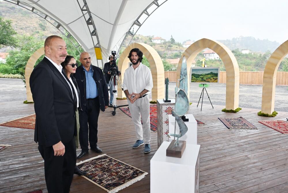 Президент Ильхам Алиев и Первая леди Мехрибан Алиева приняли участие в праздничных торжествах «День города Лачин» на Живописной террасе и перед площадью Флага в городе Лачин