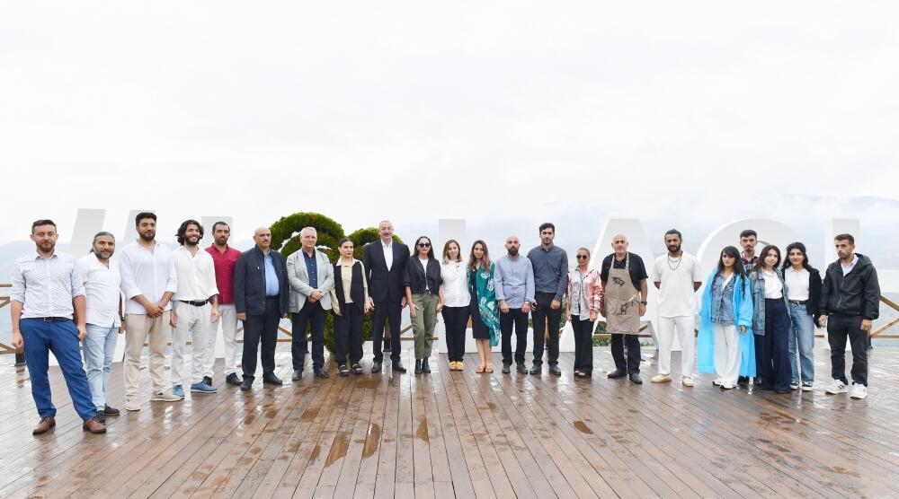 Президент Ильхам Алиев и Первая леди Мехрибан Алиева приняли участие в праздничных торжествах «День города Лачин» на Живописной террасе и перед площадью Флага в городе Лачин