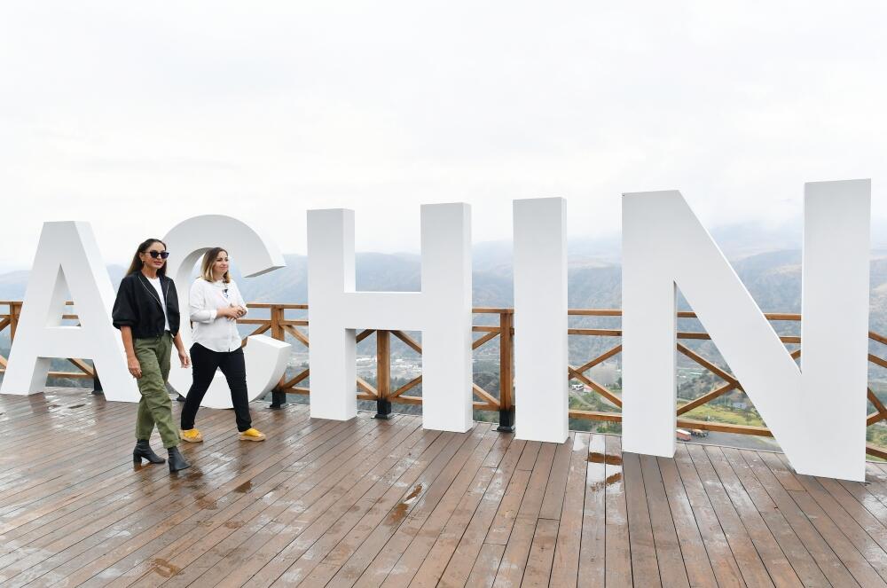 Президент Ильхам Алиев и Первая леди Мехрибан Алиева приняли участие в праздничных торжествах «День города Лачин» на Живописной террасе и перед площадью Флага в городе Лачин