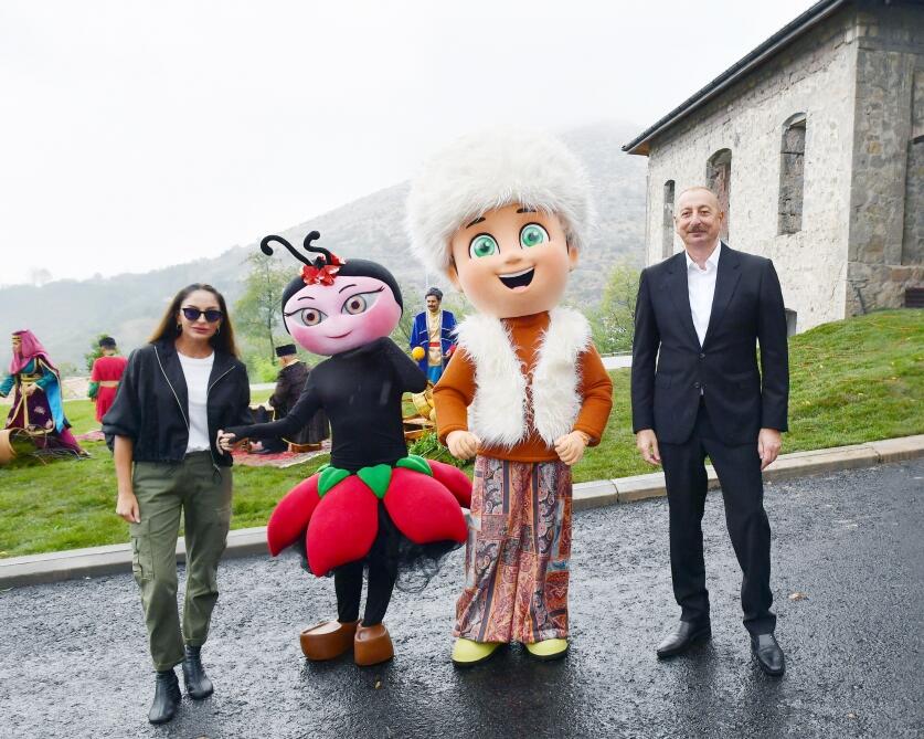 Президент Ильхам Алиев и Первая леди Мехрибан Алиева приняли участие в праздничных торжествах «День города Лачин» на Живописной террасе и перед площадью Флага в городе Лачин