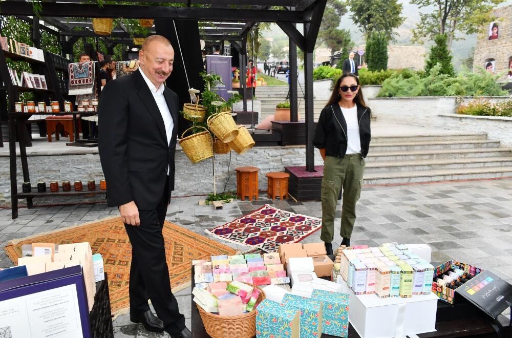 Президент Ильхам Алиев и Первая леди Мехрибан Алиева приняли участие в праздничных торжествах «День города Лачин» на Живописной террасе и перед площадью Флага в городе Лачин