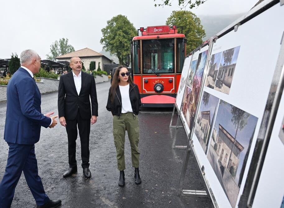 Президент Ильхам Алиев и Первая леди Мехрибан Алиева приняли участие в праздничных торжествах «День города Лачин» на Живописной террасе и перед площадью Флага в городе Лачин