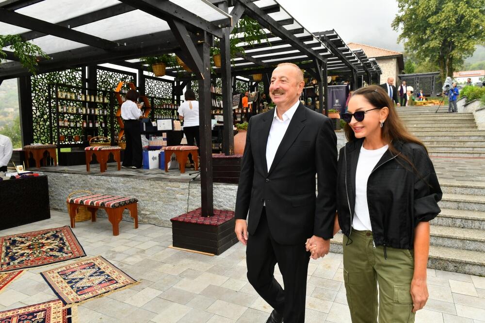 Президент Ильхам Алиев и Первая леди Мехрибан Алиева приняли участие в праздничных торжествах «День города Лачин» на Живописной террасе и перед площадью Флага в городе Лачин