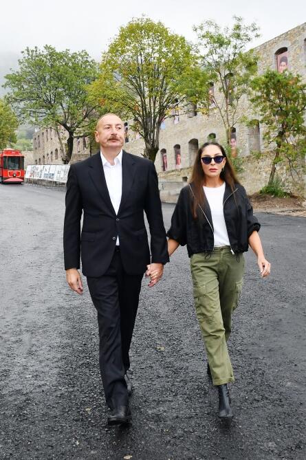 Президент Ильхам Алиев и Первая леди Мехрибан Алиева приняли участие в праздничных торжествах «День города Лачин» на Живописной террасе и перед площадью Флага в городе Лачин