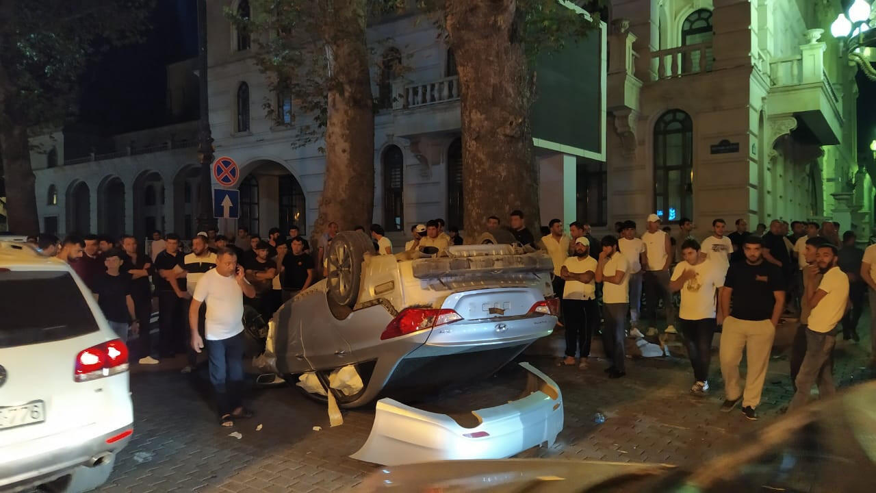 В Гяндже перевернулся легковой автомобиль