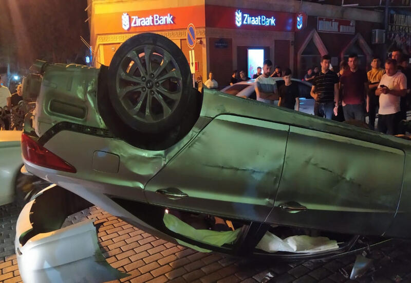 В Гяндже перевернулся легковой автомобиль