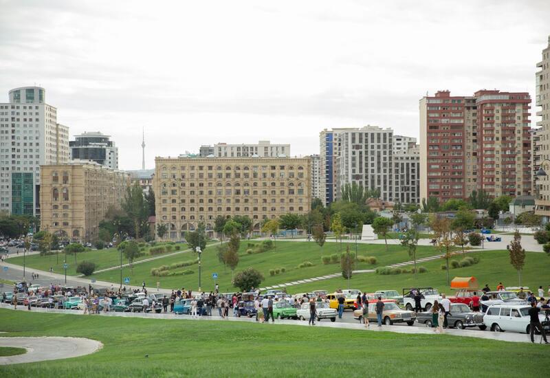 Перед Центром Гейдара Алиева прошла выставка классических автомобилей