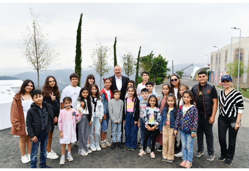 Президент Ильхам Алиев и Первая леди Мехрибан Алиева приняли участие в праздничных торжествах «День города Лачин» на Живописной террасе и перед площадью Флага в городе Лачин